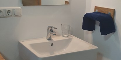 Monteurwohnung - Badezimmer: Gemeinschaftsbad - Rüstorf - Waschbereich Zimmer - Brandstätter