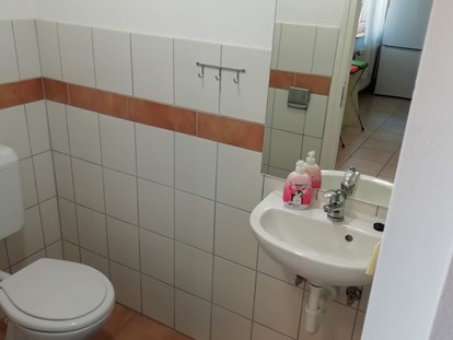 Monteurwohnung - Badezimmer: Gemeinschaftsbad - Franz Berg Apartments