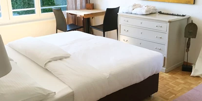 Monteurwohnung - Kaffeemaschine - Bern - Jura-Zimmer ist mit einem Doppelbett und einer Schlafcouch ausgestattet. Kann für 3 Personen gemietet werden. - Bern /Zollikofen charmante Wohnung