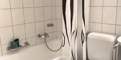 Monteurwohnung - Badezimmer: Gemeinschaftsbad - Radelfingen b. Aarberg - Badezimmer mit Wanne und Dusche. - Bern /Zollikofen charmante Wohnung