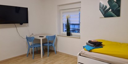 Monteurwohnung - Kühlschrank - Schlafzimmer in der Monteurunterkunft in Bochum-Wattenscheid - Übernachten im Herzen des Ruhrpotts 