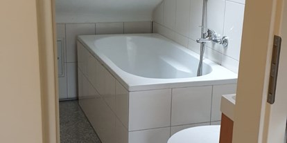 Monteurwohnung - Art der Unterkunft: Gästezimmer - Friolzheim - Bad mit Badewanne - Adam