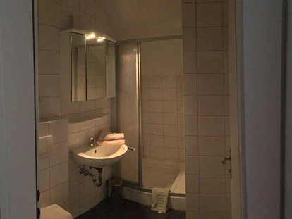 Monteurwohnung - Zimmertyp: Doppelzimmer - Brunn (Straßwalchen) - Bad Nr.5 der Monteurunterkunft in Eugendorf nahe Salzburg - Haus Schmeisser
