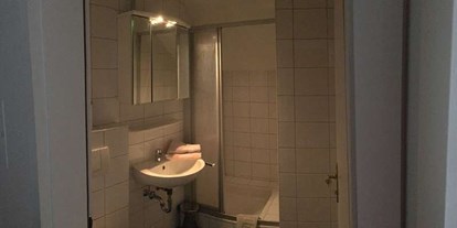 Monteurwohnung - Einzelbetten - Adnet - Bad Nr.5 der Monteurunterkunft in Eugendorf nahe Salzburg - Haus Schmeisser
