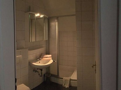 Monteurwohnung - Badezimmer: eigenes Bad - Österreich - Bad Nr.5 der Monteurunterkunft in Eugendorf nahe Salzburg - Haus Schmeisser