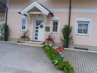 Monteurwohnung - Kühlschrank - Salzburg - Seenland - Hauseingang der Monteurunterkunft Haus Schmeisser  - Haus Schmeisser