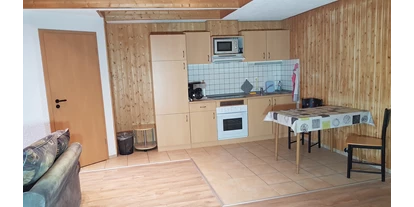 Monteurwohnung - Kühlschrank - Calau - Apartment , Küche und Wohnbereich - Ferienwohnung und Monteurzimmer Schuricht