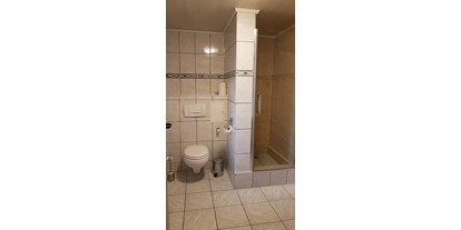 Monteurwohnung - Badezimmer: eigenes Bad - Senftenberg Hörlitz - Sanitär Zweibettzimmer - Ferienwohnung und Monteurzimmer Schuricht