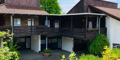 Monteurwohnung - Parkplatz: eigener Parkplatz vorhanden - Außenansicht eines Monteurhotels - K 357 - Monteurzimmer Lübeck und Umgebung