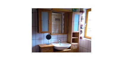 Monteurwohnung - Kaffeemaschine - Unterburgstallberg - Badezimmer im Erdgeschoss mit Dusche, WC und Sauna -  Feriendorf Aineck Katschberg