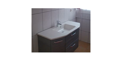Monteurwohnung - Bettwäsche: Bettwäsche inklusive - Keusching - Badezimmer im Obergeschoss -  Feriendorf Aineck Katschberg