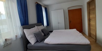 Monteurwohnung - Frühstück - PLZ 6395 (Österreich) - Appartement mit Küche
Boxspringbett, Schrank - Privatzimmervermietung Foidlbauer 
