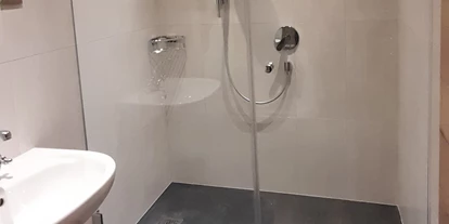 Monteurwohnung - Zimmertyp: Doppelzimmer - PLZ 6345 (Österreich) - Bad
Dusche/WC - Privatzimmervermietung Foidlbauer 