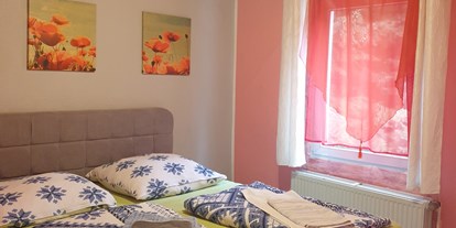 Monteurwohnung - Zimmertyp: Doppelzimmer - Fröndenberg - Schlafzimmer mit Doppelbett - Gästehaus  mit 6 Monteurwohnungen .Neu renoviert  und modern eingerichtet. 