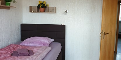 Monteurwohnung - Bettwäsche: Bettwäsche inklusive - Fröndenberg - Schlafzimmer Einzelbett - Gästehaus  mit 6 Monteurwohnungen .Neu renoviert  und modern eingerichtet. 