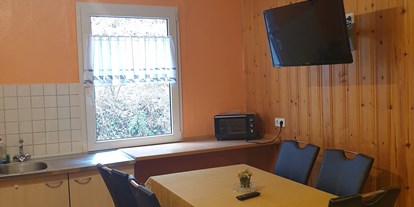 Monteurwohnung - Zimmertyp: Doppelzimmer - Fröndenberg - Küche mit Esstisch - Gästehaus  mit 6 Monteurwohnungen .Neu renoviert  und modern eingerichtet. 