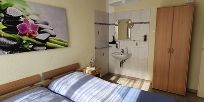 Monteurwohnung - Badezimmer: Gemeinschaftsbad - Lieblingshof - Dopelzimmer Zimmer 3 - Pension Küstenkind 