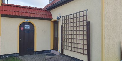 Monteurwohnung - Küche: Gemeinschaftsküche - Vorpommern - Überdachter Raucherbereich - Pension Küstenkind 