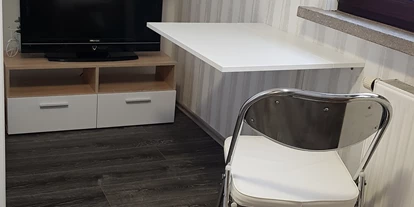 Monteurwohnung - Kühlschrank - Mechterstädt - TV Tisch und Stuhl  - Bause 
