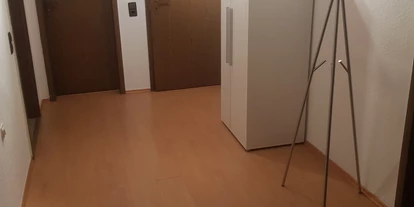 Monteurwohnung - Badezimmer: Gemeinschaftsbad - Stuttgart Wangen - geräumiger Flur - Ansprechende Monteurwohnung 70m² mit 2 Einzelzimmer
