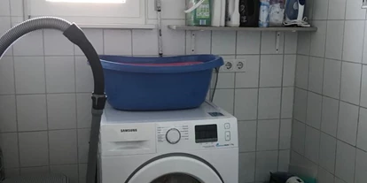 Monteurwohnung - Kühlschrank - Rickert - Hauswirtschaftsraum :
Waschmaschine, Bügelbrett, Bügeleisen, Staubsauger - "Villa Düne" für Handwerker und Reisende 