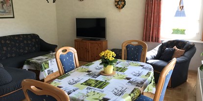 Monteurwohnung - Küche: Gemeinschaftsküche - Haby - Wohnzimmer - "Villa Düne" für Handwerker und Reisende 