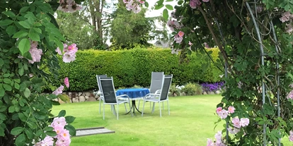Monteurwohnung - Kühlschrank - Rickert - Sitzmöglichkeit auch im Garten - "Villa Düne" für Handwerker und Reisende 
