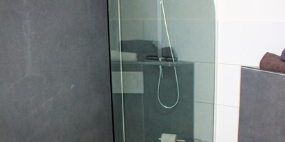 Monteurwohnung - Badezimmer: eigenes Bad - Loßburg Loßburg - Bad FeWo SCHWALBENNEST - FERIENHAUS RUOFF - Ursula Ruoff
