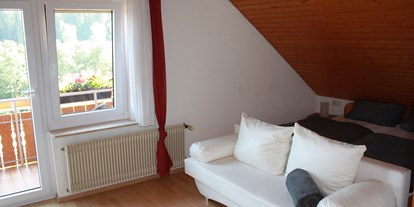Monteurwohnung - Kühlschrank - PLZ 78664 (Deutschland) - Schlafzimmer FeWo SPATZENNEST - FERIENHAUS RUOFF - Ursula Ruoff