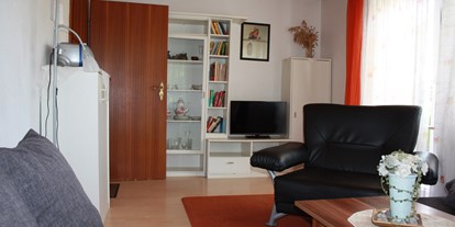 Monteurwohnung - Zimmertyp: Doppelzimmer - PLZ 72275 (Deutschland) - Wohnzimmer FeWo WALDBLICK - FERIENHAUS RUOFF - Ursula Ruoff