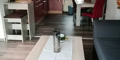 Monteurwohnung - Kühlschrank - Lipprechterode - Blick vom Wohnzimmer in die Küche mit Bar - Haus Maisonette am Harz, Thüringen, Deutschland
