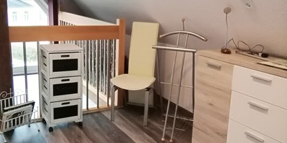 Monteurwohnung - Küche: eigene Küche - Bad Sachsa - 2. Schlafzimmer mit Bücherturm - Haus Maisonette am Harz, Thüringen, Deutschland