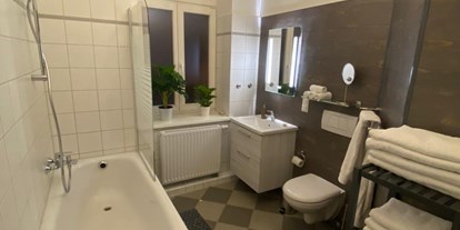 Monteurwohnung - Küche: eigene Küche - Retschow - Badezimmer - NAUTICA Apartment Rostock Innenstadt Balkon bis 6 Personen EG