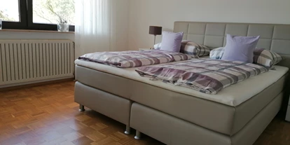 Monteurwohnung - Esselbach - Schlafzimmer mit Boxspringbett - FeWo mit Burgblick Kreuzwertheim