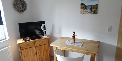 Monteurwohnung - Art der Unterkunft: Gästehaus - Fernseher und Schreibtisch. - Haus Holo - Ganzes Haus - bis 5 Monteure