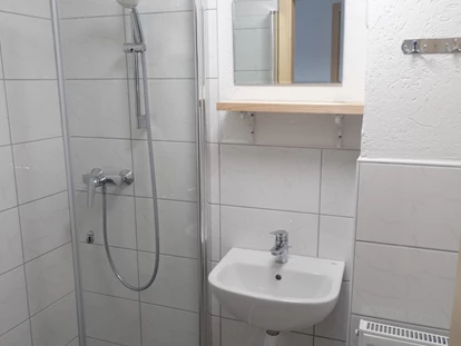 Monteurwohnung - Kühlschrank - PLZ 25365 (Deutschland) - Badezimmer mit Dusche - Haus Holo - Ganzes Haus - bis 5 Monteure