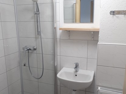 Monteurwohnung - Zimmertyp: Doppelzimmer - Mehlbek - Badezimmer mit Dusche - Haus Holo - Ganzes Haus - bis 5 Monteure