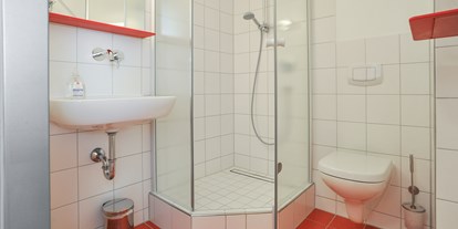 Monteurwohnung - Bettwäsche: Bettwäsche inklusive - Tamm - Zimmer mit Dusche/WC - Gästehaus-abz-Stuttgart