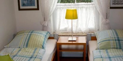 Monteurwohnung - Kühlschrank - PLZ 26434 (Deutschland) - Schlafzimmer mit zwei Einzelbetten in Wohnung 3 - Ferienwohnungen Südhoff