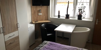 Monteurwohnung - Kühlschrank - PLZ 35321 (Deutschland) - Schlafzimmer mit Fernseher - Monteurzimmervermietung Pattberg