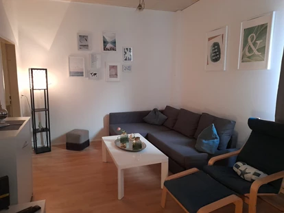 Monteurwohnung - Zimmertyp: Einzelzimmer - Hatten - Wohnzimmer mit Couch in der Monteurwohnung in Bremerhaven. - Sleepspot Bremerhaven 