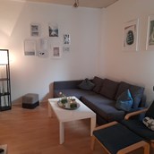 Monteurzimmer - Wohnzimmer mit Couch in der Monteurwohnung in Bremerhaven. - Sleepspot Bremerhaven 