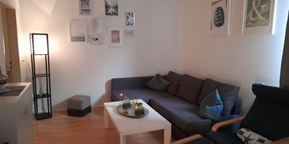 Monteurwohnung - TV - PLZ 26215 (Deutschland) - Wohnzimmer mit Couch in der Monteurwohnung in Bremerhaven. - Sleepspot Bremerhaven 