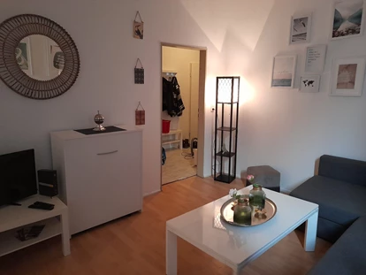 Monteurwohnung - Zimmertyp: Doppelzimmer - Hatten - Couch mit Tisch in der Monteurunterkunft in Bremerhaven. - Sleepspot Bremerhaven 