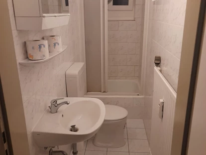 Monteurwohnung - Zimmertyp: Doppelzimmer - Hatten - Badezimmer mit Dusche und WC in der Aebeiterwohnung in Bremerhaven. - Sleepspot Bremerhaven 