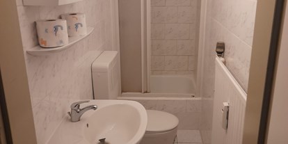 Monteurwohnung - TV - PLZ 26215 (Deutschland) - Badezimmer mit Dusche und WC in der Aebeiterwohnung in Bremerhaven. - Sleepspot Bremerhaven 