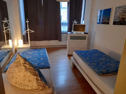 Monteurwohnung - Hatten - Schlafzimmer mit Einzelbetten und Fernseher in der Monteurwohnung Bremerhaven. - Sleepspot Bremerhaven 