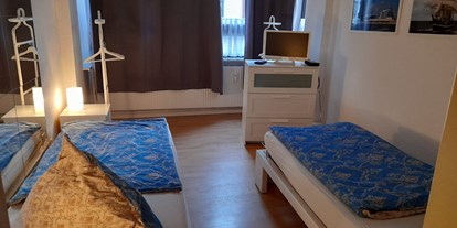 Monteurwohnung - TV - PLZ 26215 (Deutschland) - Schlafzimmer mit Einzelbetten und Fernseher in der Monteurwohnung Bremerhaven. - Sleepspot Bremerhaven 