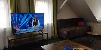 Monteurwohnung - Art der Unterkunft: Ferienwohnung - Übach-Palenberg - Wohnzimmer mit Fernseher - Zolic Edvina