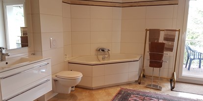 Monteurwohnung - Bettwäsche: Bettwäsche inklusive - Muggensturm Rastatt - großes Bad mit Badewanne und Balkontür - Peter Monteurzimmer Krassa